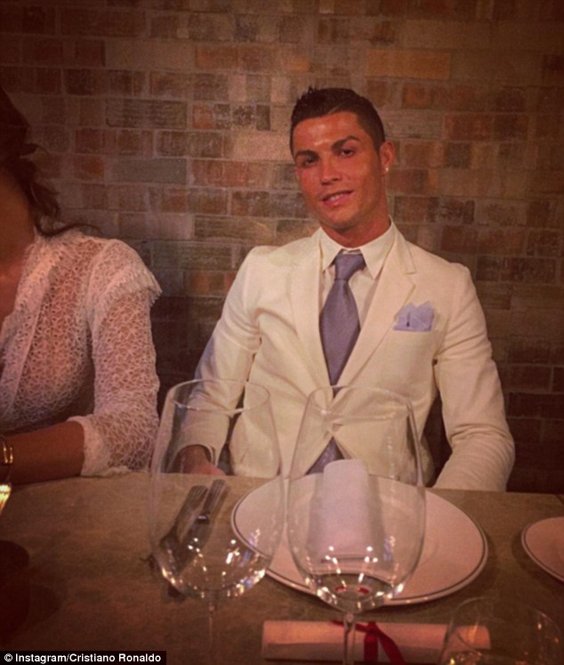 
Ronaldo khoe ảnh ăn vận bảnh bao với bộ vest trắng đi dự tiệc mừng năm mới
