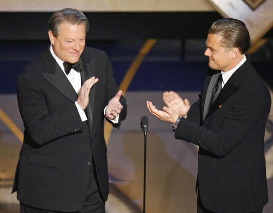 
Leonardo DiCaprio và cựu Phó Tổng thống Mỹ Al Gore vỗ tay tại Lễ trao Giải Oscar năm 2007. Năm này, anh được đề cử hạng mục Nam diễn viên chính xuất sắc nhất với vai diễn trong phim “Blood Diamond”. May mắn tiếp tục không mỉm cười với Leonardo, anh trượt tượng vàng!
