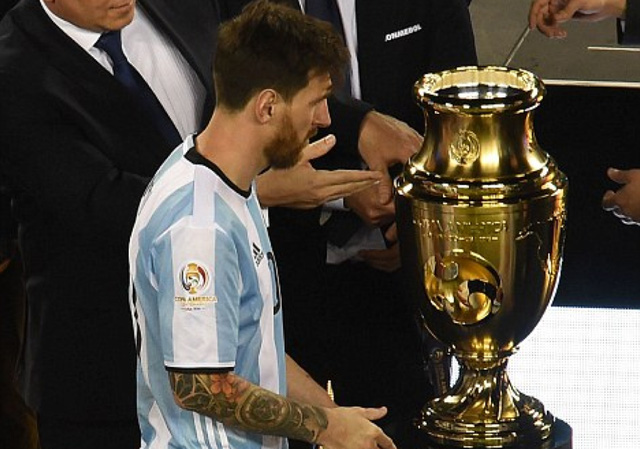 
Messi đã thất bại trong cả 3 trận chung kết cùng đội tuyển Argentina trong hai năm qua
