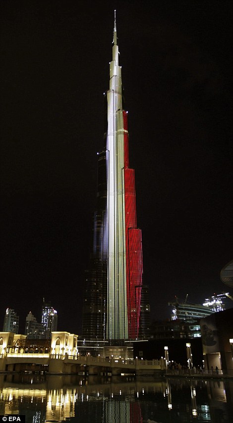 
Tòa nhà Burj Khalifa ở Dubai cũng khoác lên mình một chiếc áo mới để hướng về nước Bỉ - nơi vừa phải trải qua hai cuộc khủng bố đẫm máu.
