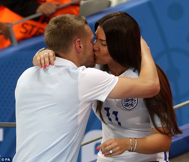 Jamie Vardy trao nụ hôn ngọt ngào cho cô vợ mới cưới