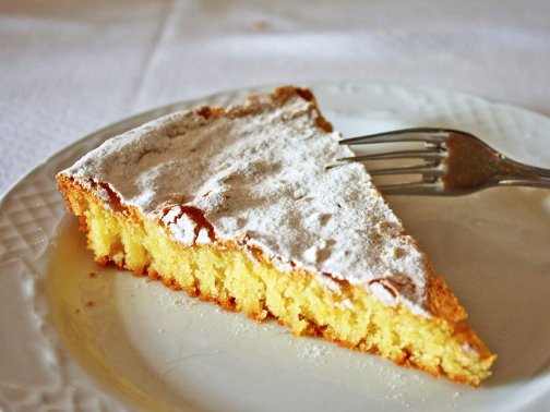 Tarta de Santiago là tiếng Tây Ban Nha cho món bánh hạnh nhân này. Nó có nguồn gốc từ thời Trung cổ ở Galicia, một vùng phía tây bắc của Tây Ban Nha.