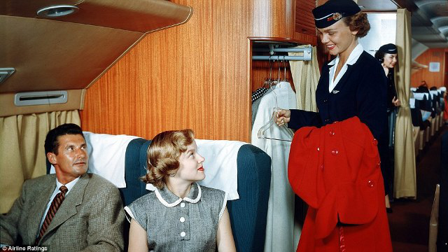 
Không giống như máy bay ngày nay, khi hành khách phải xoay xở hết sức để có chỗ duỗi chân, máy bay ngày trước còn có cả buồng treo áo khoác.
