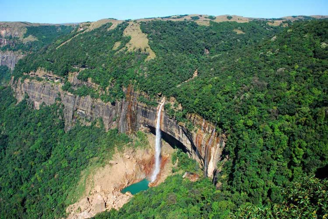Meghalaya là nơi có lượng mưa cao nhất Ấn Độ. Tới đây, du khách sẽ đắm mình trong những khu bảo tồn thiên nhiên, tới thác nước cao nhất quốc gia này – thác Nohkalikai cao 340m.