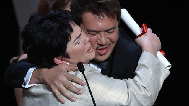 Nữ diễn viên Jaclyn Jose hạnh phúc khi được vinh danh tại Cannes (Ảnh: Alberto Pizzoli/AFP)