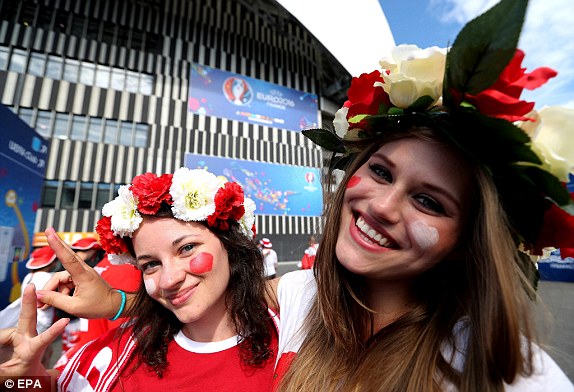 
Các cô gái Ba Lan tươi tắn tới sân Velodrome cổ vũ đội nhà.

