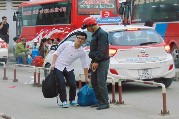 
Nhiều hành khách tỏ ra mệt mỏi sau khi đi quãng đường dài.
