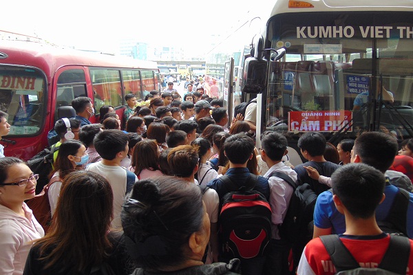 
Tuyến Hà Nội - Quảng Ninh nghẹt thở vì lượng khách quá đông.
