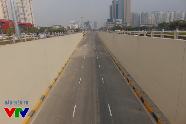 
Được tiến hành xây dựng vào đầu năm 2015, hầm chui Trung Hòa nút giao Trần Duy Hưng – Đại lộ Thăng Long đã cơ bản hoàn thành. Theo dự kiến, hầm chui Trung Hòa sẽ tiến hành lễ thông xe vào ngày 8/1, cùng ngày với hầm chui Thanh Xuân.
