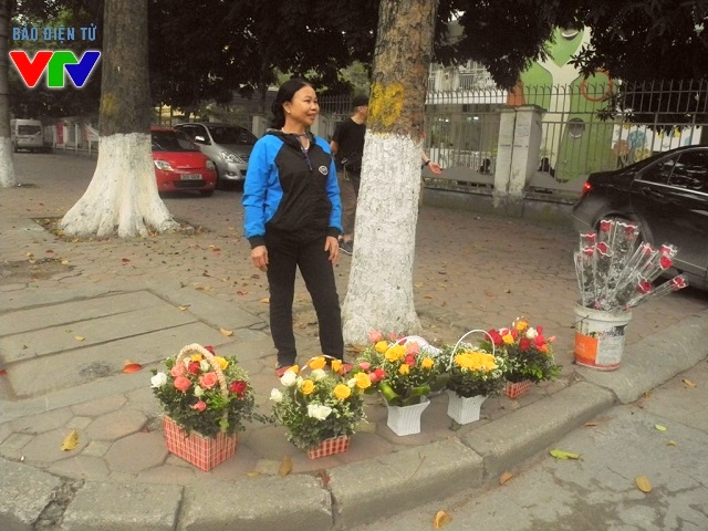 
Chỉ với vài lãng hoa, một xô nước để giữ tươi hoa thì những người bán đã có một cửa hàng hoa bé bé ngay bên lề đường hay trước cổng trường học

