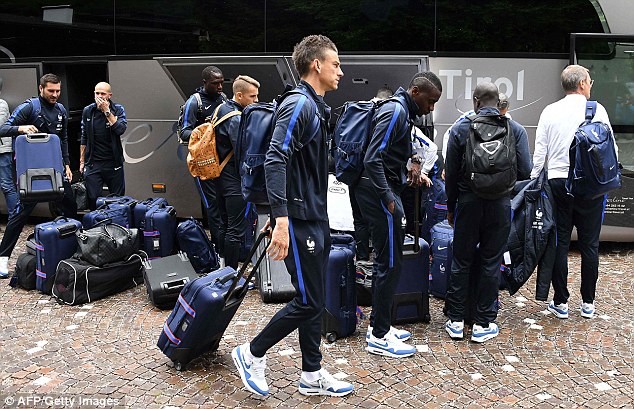 Các cầu thủ ĐT Pháp di chuyển tới khách sạn