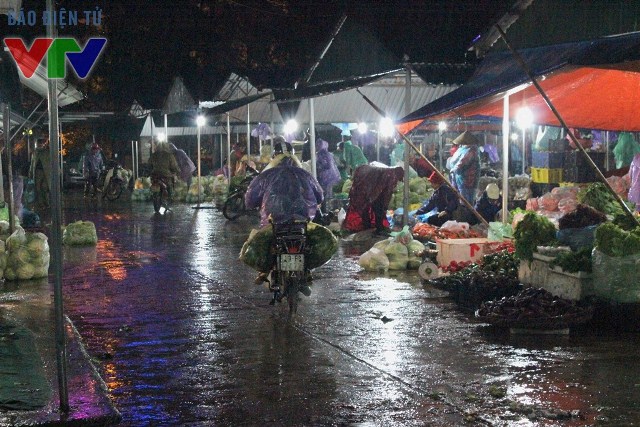 
Mặc dù thời tiết Hà Nội những ngày cuối năm rét đậm nhưng các tiểu thương và phu chợ vẫn hoạt động hết công suất
