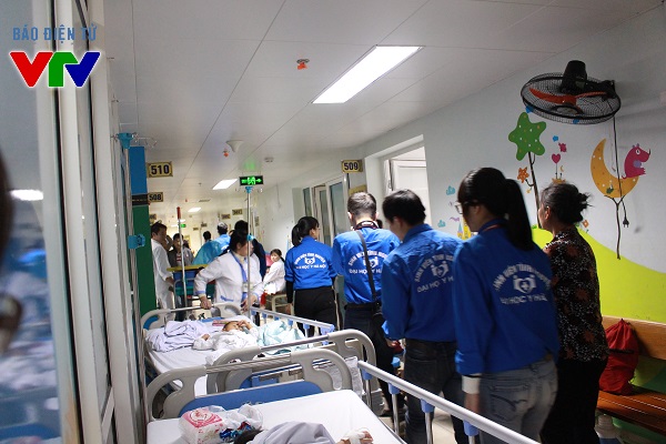 
Trong ngày 24/1, các bạn trẻ của chương trình Tết vì người bệnh đã đến thăm và tặng quà cho các bệnh nhân

