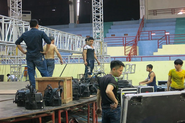 
Các kỹ thuật viên bận rộn với công việc chuẩn bị sân khấu và sân thi đấu
