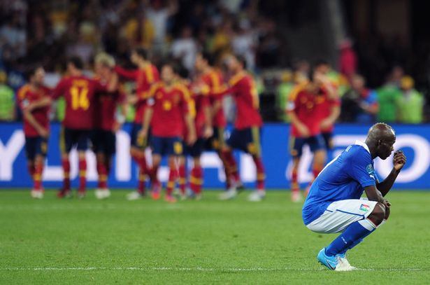 
Tây Ban Nha (áo đỏ) đã đánh bại Italy với tỉ số 4-0 trong trận chung kết. Ảnh: UEFA 
