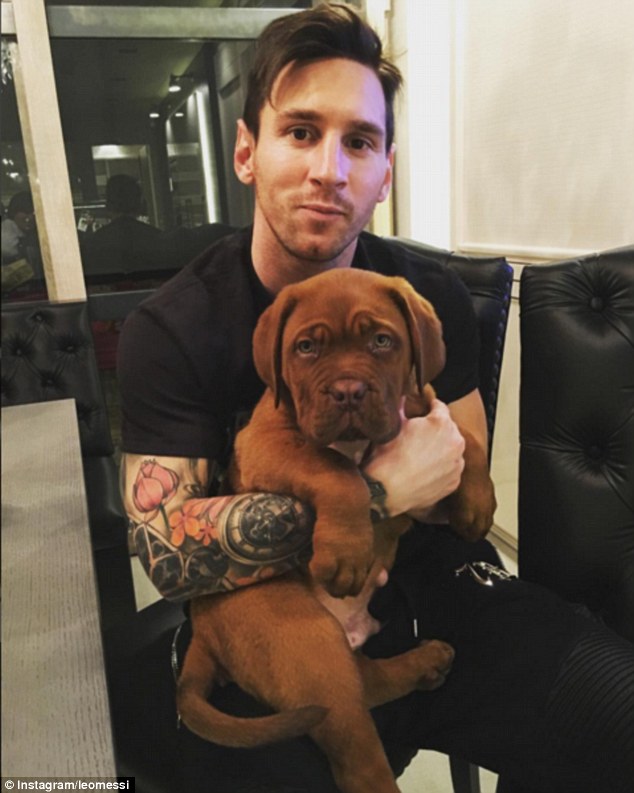 
Messi khoe ảnh chụp cùng chú cún mới được vợ tặng.
