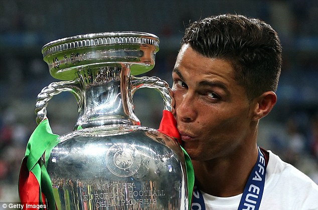 Ronaldo vừa cùng ĐT Bồ Đào Nha đăng quang chức vô địch EURO 2016