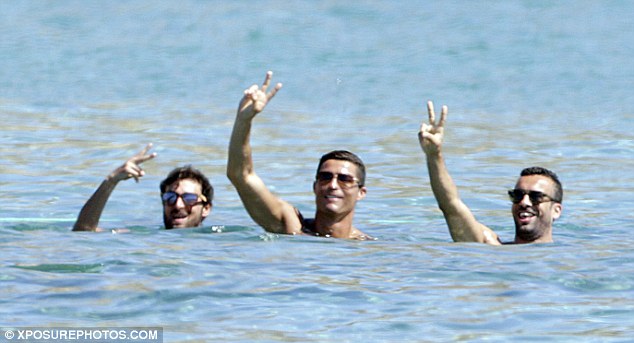 
Ronaldo có kỳ nghỉ hè ở Ibiza trước khi dự VCK EURO 2016.
