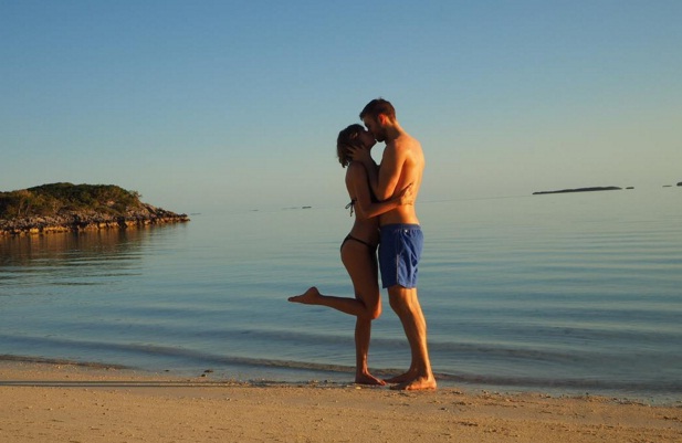 
Cặp đôi tình tứ hôn nhau trên bãi biển trong chuyến đi nghỉ dưỡng
