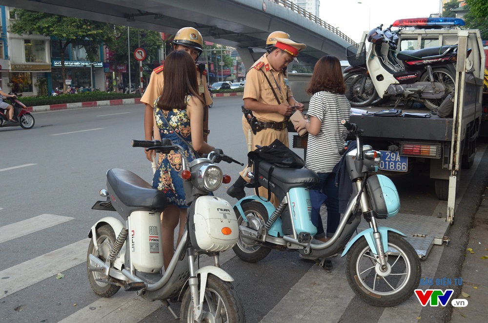 
Ngoài ra, tất cả những người lưu thông xe đạp điện không đội mũ bảo hiểm cũng bị xử phạt nghiêm khắc
