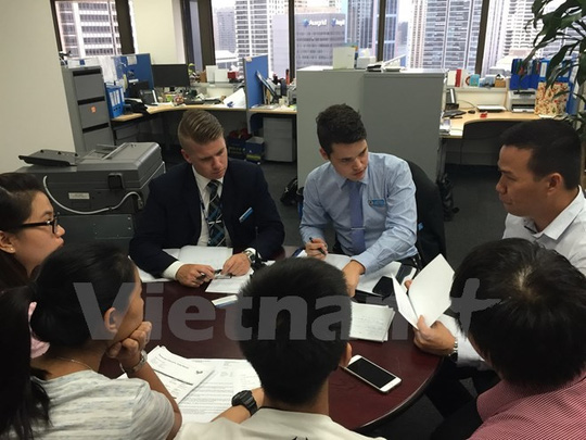 
Sở cảnh sát bang NSW (Úc) làm việc với đại diện Vietnam Airlines, Chủ tịch VDS và các du học sinh tại Văn phòng Vietnam Airlines ở Sydney - Ảnh: Vietnam+
