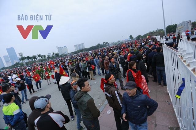 Mặc dù, trận đấu giữa Việt Nam và Malaysia diễn ra vào lúc 19h, thế nhưng, từ trước 17h, rất đông CĐV Việt Nam đã tập trung trước cửa vào SVĐ Mỹ Đình.