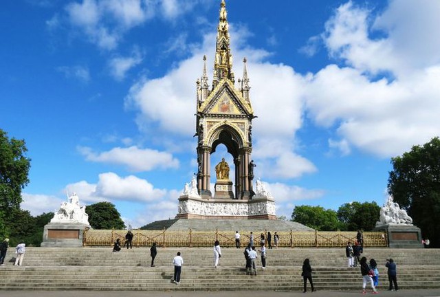 Hyde Park là công viên nổi tiếng ở London. Tại đây có nhiều di tích kiến trúc - lịch sử lâu đời của các triều đại Hoàng gia Anh. Một trong số đó là đài tưởng niệm Hoàng tử Albert (mất năm 1861). Đài tưởng niệm do vợ ông - Nữ Hoàng Victoria chủ trì xây dựng.