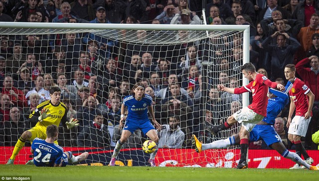 Van Persie sút tung lưới Courtois ở những giây cuối cùng của trận đấu, mang về 1 điểm quý giá cho Man Utd.