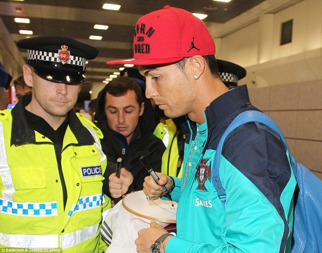 Chuẩn bị sẵn bút, C.Ronaldo không ngần ngại ký tặng người hâm mộ.