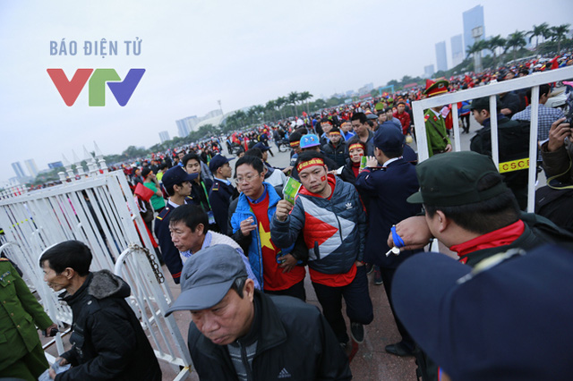 Sự sốt ruột đó chỉ được giải tỏa khi đúng 17h00, lực lượng an ninh bắt đầu mở cổng đón người hâm mộ vào sân xem trận Việt Nam - Malaysia.