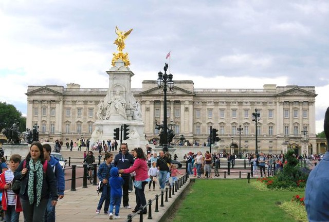 Trong khi đó, đài tưởng niệm Nữ hoàng Victoria lại được đặt trước Cung điện Buckingham. Công trình này được xây dựng từ 2.300 tấn đá cẩm thạch và hoàn thành vào năm 1911. Mặt có bức tượng lớn của Nữ hoàng Victoria hướng về phía Đông Bắc, 3 mặt còn lại là 3 thiên thần.