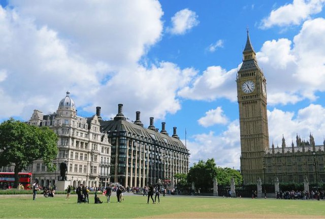 Tháp đồng hồ của cung điện Westminster được biết đến với tên gọi quen thuộc là Big Ben (tên chính thức là Tháp Elizabeth II). Khách tham quan sẽ được người hướng dẫn trình bày lịch sử của tháp, của quả chuông nổi tiếng và làm thế nào chiếc đồng hồ của tháp lại được mệnh danh là chiếc đồng hồ công cộng chạy chính xác nhất thế giới.