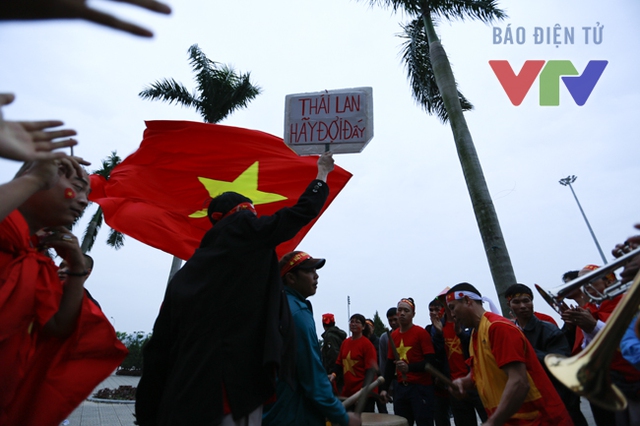 Hy vọng rằng, với sự cổ vũ cuồng nhiệt của người hâm mộ, ĐT Việt Nam sẽ chơi tốt để giành vé vào chung kết!