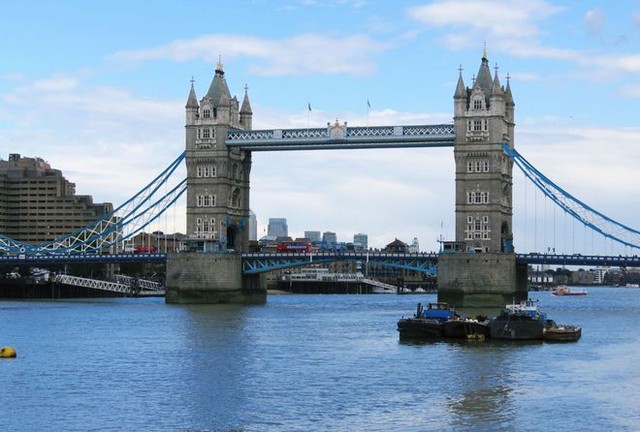 Cầu Tháp London bắc qua sông Thames là một trong những biểu tượng của thủ đô Vương quốc Anh, được hoàn thành năm 1894.