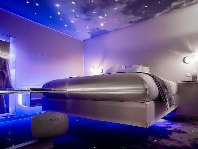 One by The Five, (Paris) Pháp từng được bình chọn là khách sạn có phòng ngủ gợi cảm nhất thế giới. Trong phòng trang trí đèn ánh sáng lãng mạn và trần đính nhiều ngôi sao.
