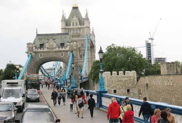 Đường dành cho người đi bộ hai bên cách mặt sông 44m vào thời điểm nước lên. Tại đây, du khách vừa được ngắm cảnh London từ trên cao, vừa có thể tìm hiểu về lịch sử và cách hoạt động của cây cầu.