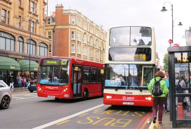 Để tham quan các điểm nối tiếng trên và khám phá vòng quanh thành phố London, bạn không nên bỏ qua một trong những phương tiện biểu tượng của nước Anh là xe buýt 2 tầng (Routemaster).