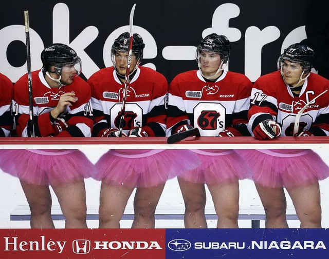 Các cầu thủ khúc gôn cầu đứng cạnh một tấm biển quảng cáo ở St Catharines, Canada. (Nguồn: Getty Images)
