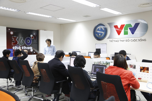 Nhà báo Phan Ngọc Tiến, Giám đốc Trung tâm SXCCTTT trực tiếp chỉ đạo các BTV tại chiến dịch SEA Games 27