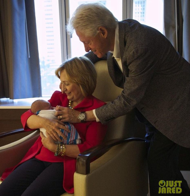 Ông bà Clinton hạnh phúc khi được lên chức ông bà ngoại.