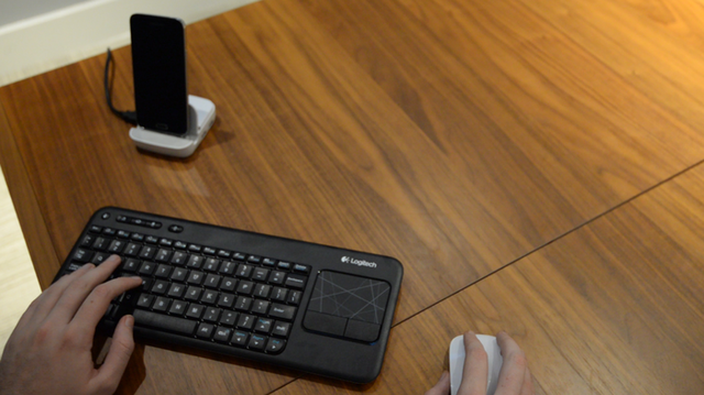 Andromium được trang bị 3 cổng USB cho phép kết nối bàn phím, chuột, thậm chí cả tay cầm chơi game