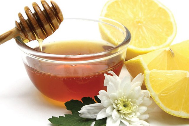 Mật ong, chanh và kem sữa có tác dụng khắc phục và ngăn ngừa tình trạng nám da.