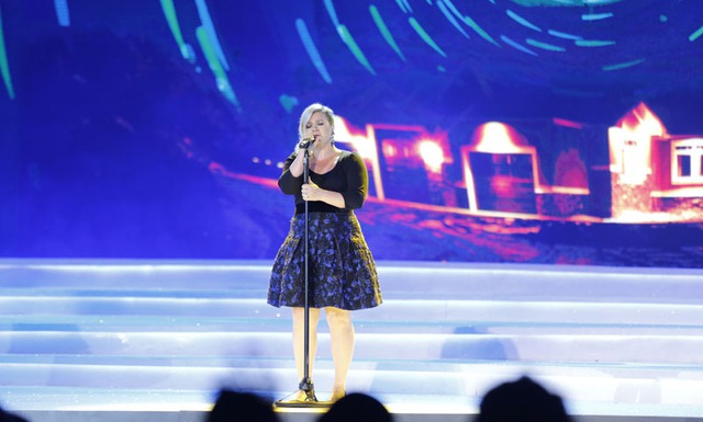Nữ ca sĩ Kelly Clarson - Thần tượng âm nhạc Mỹ - biểu diễn trong đêm CK Hoa hậu Việt Nam 2014