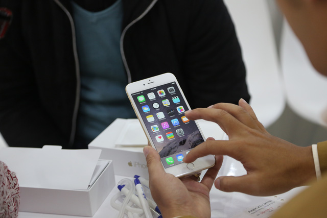Nhân viên Viettel hướng dẫn khách hàng về giao diện và cách sử dụng chiếc iPhone mới