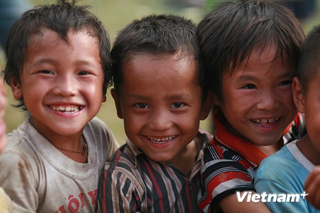 Trong trẻo và rạng ngời là nụ cười của những đứa trẻ trên đỉnh đèo Khau Phạ, huyện Mù Cang Chải, Yên Bái.