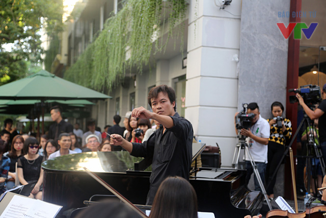 
Buổi biểu diễn có sự góp mặt của dàn nhạc thính phòng Hà Nội (Hanoi Chamber Orchestra) do nhạc trưởng Nguyễn Khắc Thành chỉ huy
