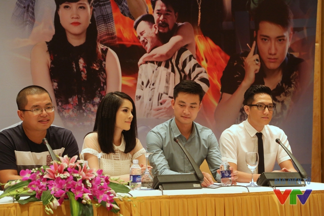 Đạo diễn Bùi Quốc Việt cùng các diễn viên Kiều Thanh, Tiến Lộc và Chí Nhân trong buổi họp báo ra mắt phim.