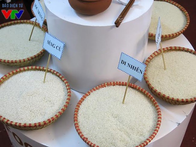 
Hội chợ có những sản phẩm thiết yếu trong gia đình như gạo, nước mắm, thịt, rau củ quả sạch …
