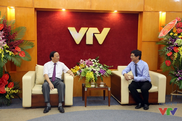 Đồng chí Tô Huy Rứa trò chuyện cùng TGĐ Đài Truyền hình Việt Nam Trần Bình Minh