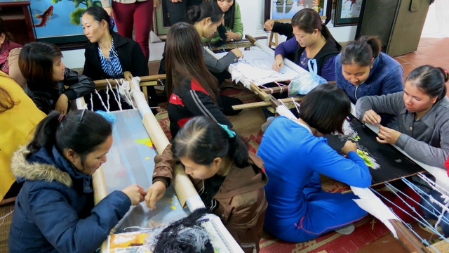 Các phụ nữ khuyết tật và phụ nữ gặp hoàn cảnh khó khăn được đào tạo nghề thêu truyền thống